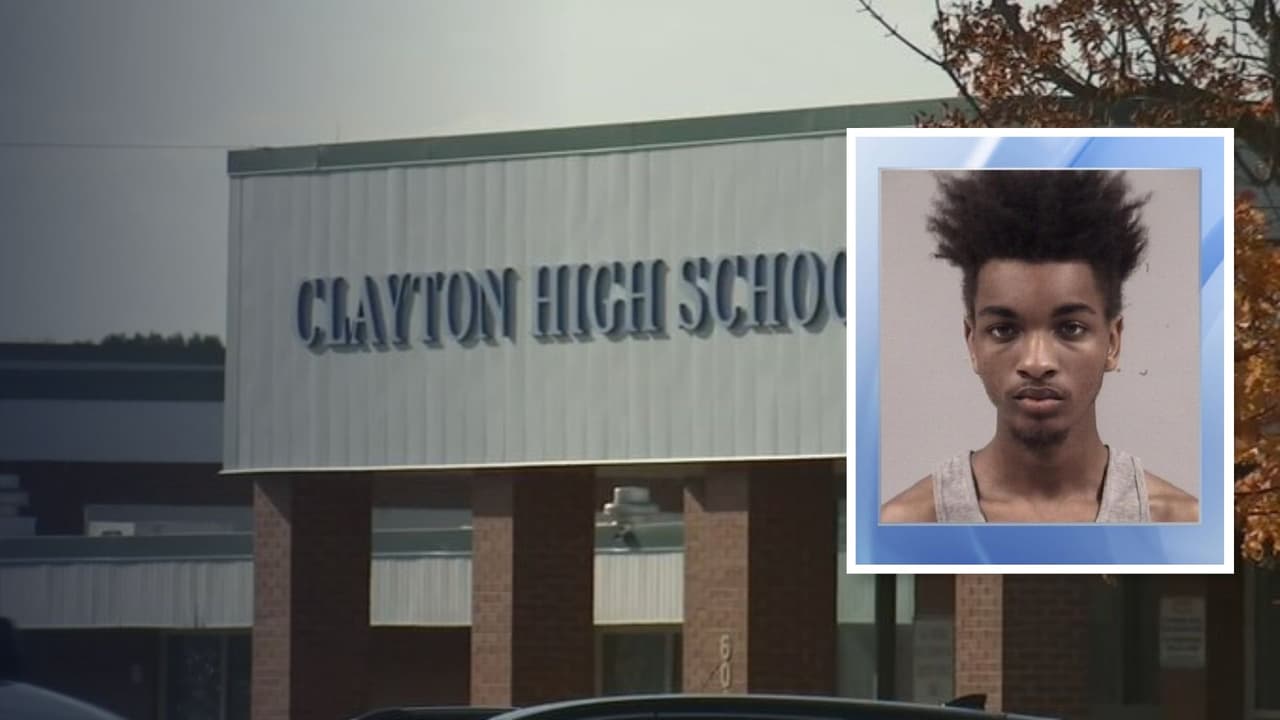 Dos estudiantes acusados de encender fuegos artificiales dentro de un baño en Clayton High School