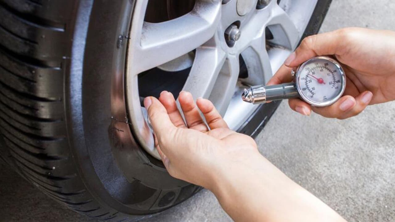 <b>La presión de las llantas</b>
<br>
<b>Comprueba que tus neumáticos estén inflados a la presión correcta. </b>Si tus llantas están por debajo de la presión recomendada por el fabricante, la tracción es menos eficiente y se consume más gasolina.