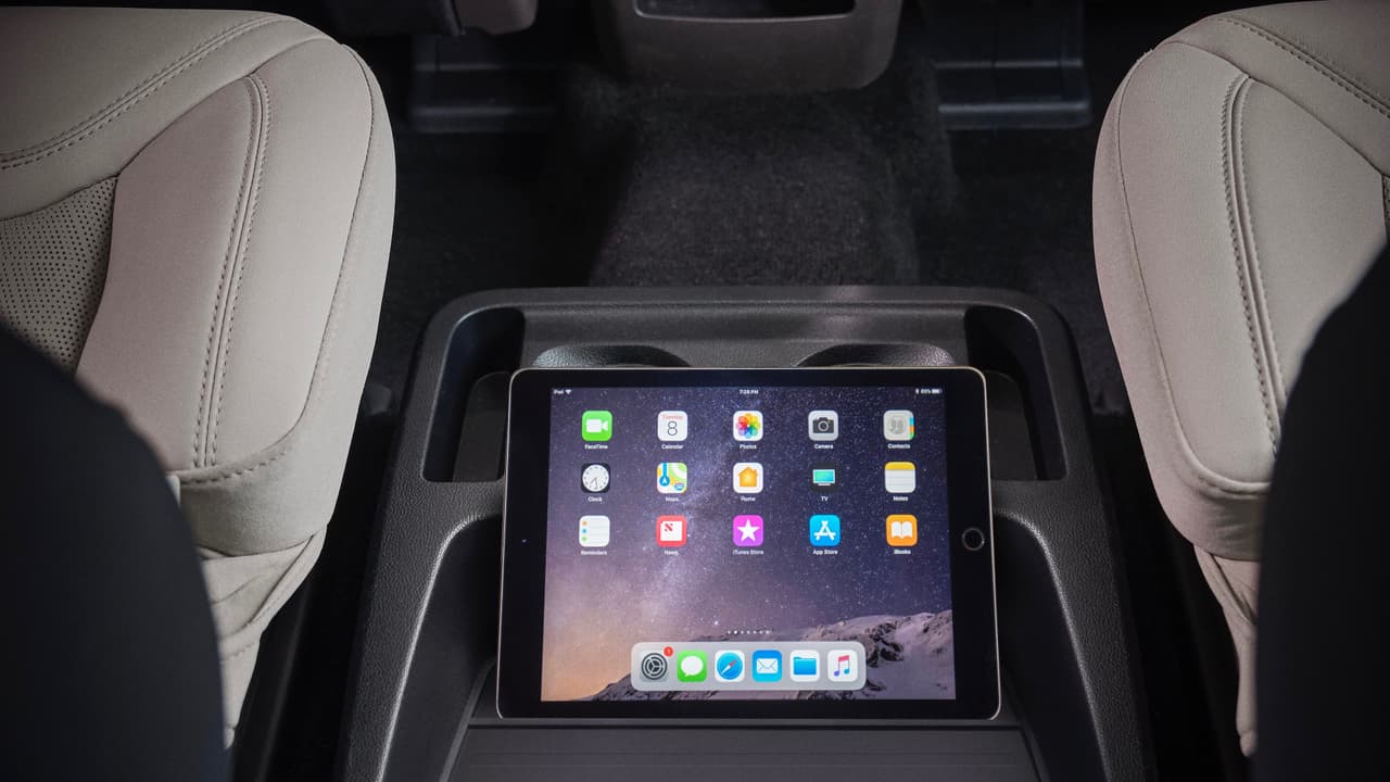 La consola en la segunda fila de asientos en la Ford Explorer 2020 cuenta con un espacio 
<b>especialmente diseñado para acomodar un tableta</b> de manera que los pasajeros en la tercera fila, normalmente niños indomables, puedan entretenerse en viajes largos. Todos los modelos de la Ford Explorer cuentan con conectividad WiFi.