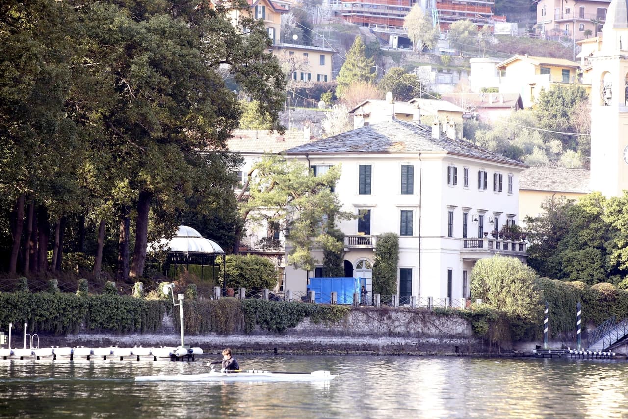 Prueba de la relación cercada de los cuatro es que en agosto de 2018 vacacionaron juntos en la casa que los Clooney tienen a orillas del lago Como, en Italia.
<br>
