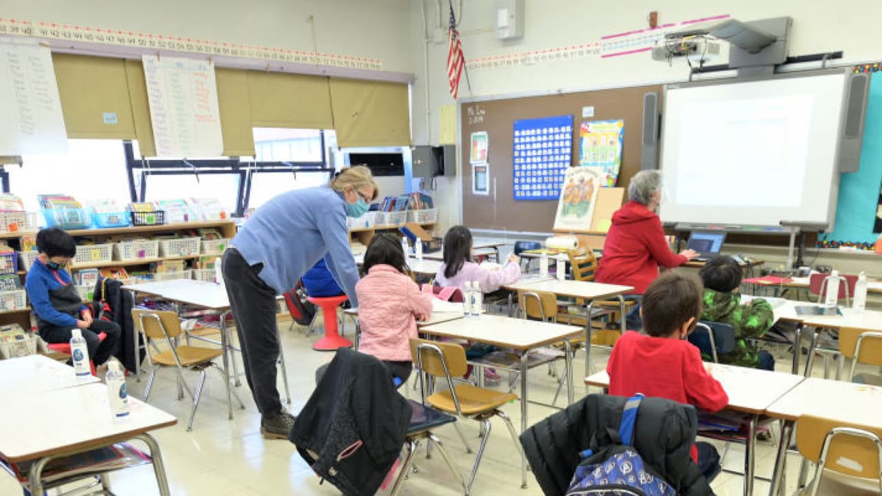 Por primera vez en más de un año, miles de estudiantes regresan a las aulas en NYC