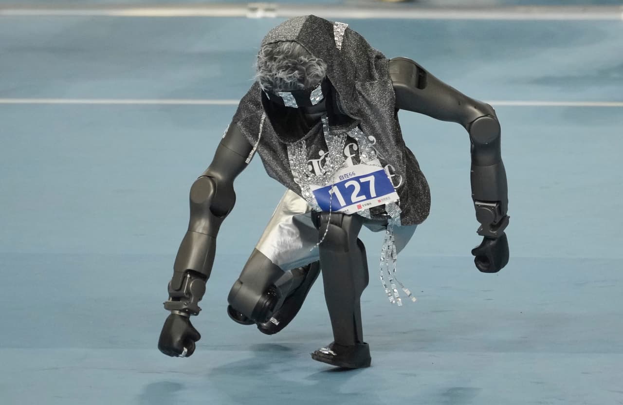 Un robot humanoide compite en breakdance.