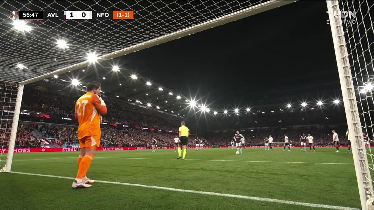 ¡GOL!  anota para Aston Villa. Emiliano Buendía
