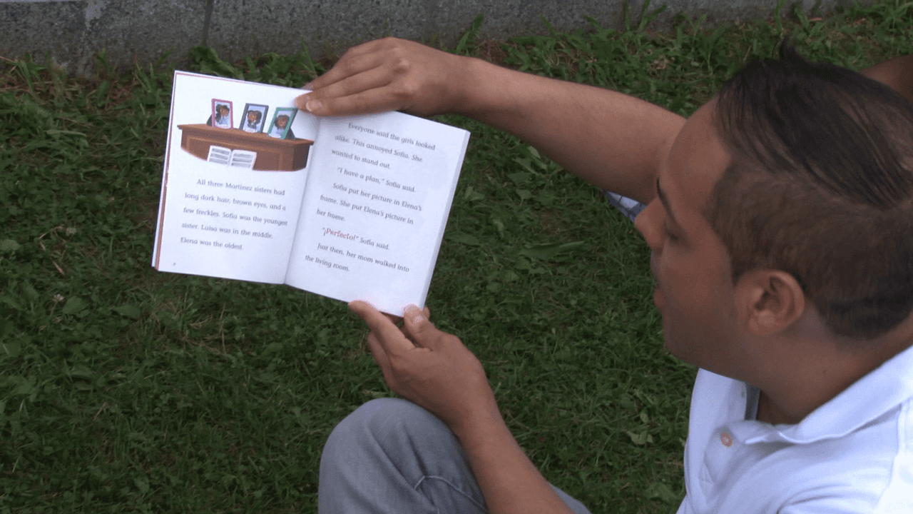 El locutor de La X tuvo la oportunidad de compartir con los niños en el Día de Lectura del campamento.