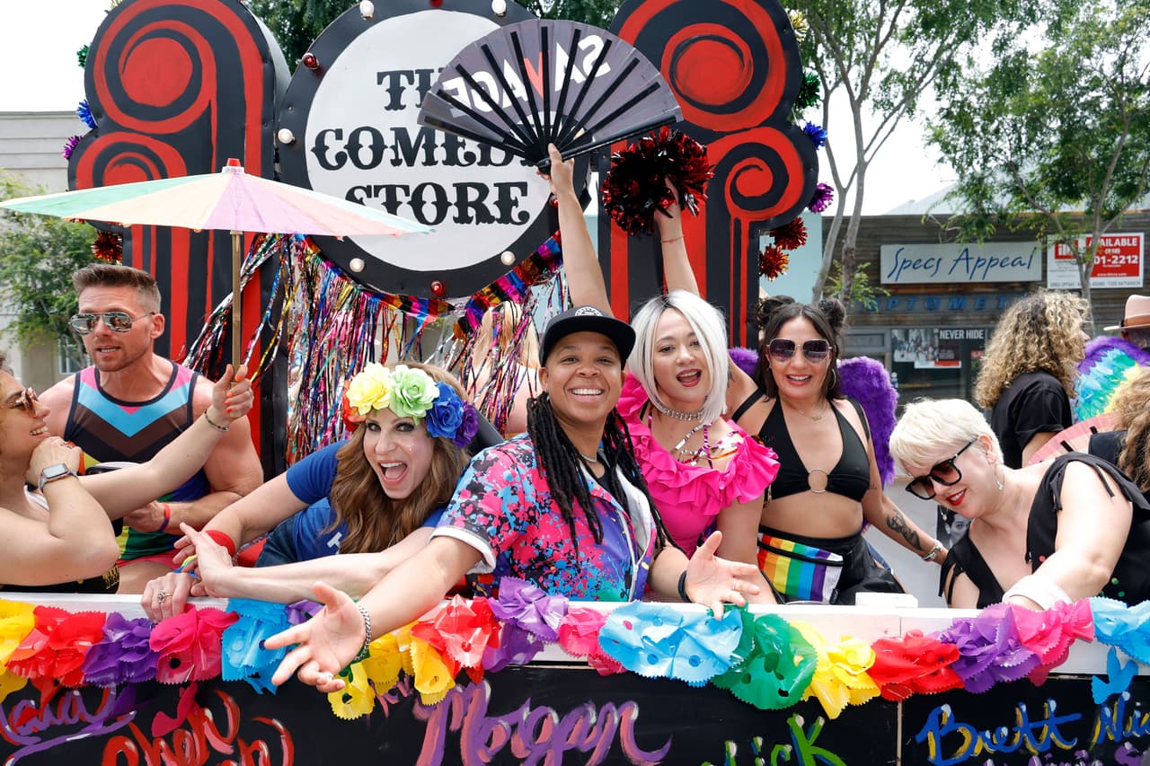 En la década de 1980, el evento pasó a llamarse "Christopher Street West", en honor al New York Calle de la ciudad donde tuvo lugar el levantamiento de Stonewall.
<br>