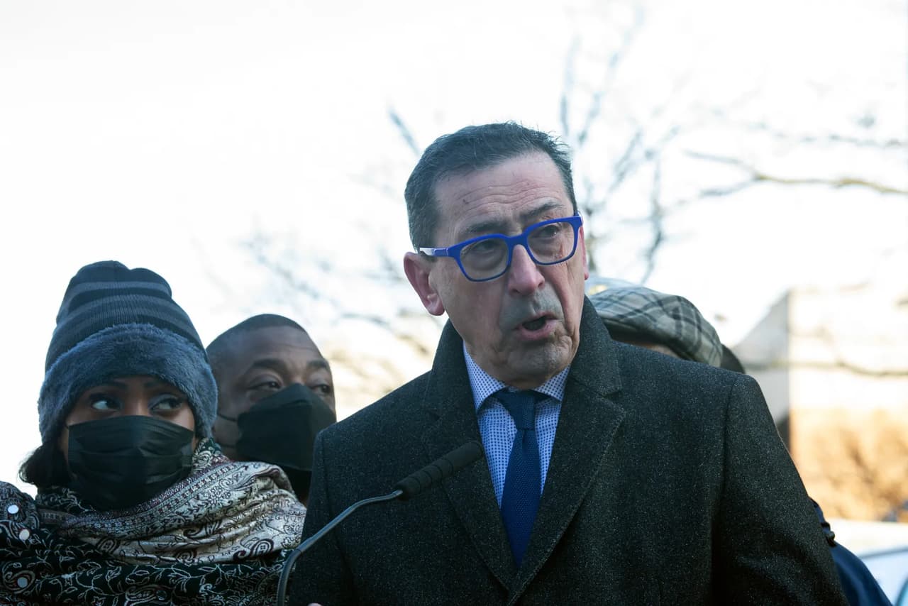 El jefe del FDNY, Daniel Nigro, habla sobre un incendio mortal en un edificio residencial del Bronx en la calle 181 Este, el 10 de enero de 2022.