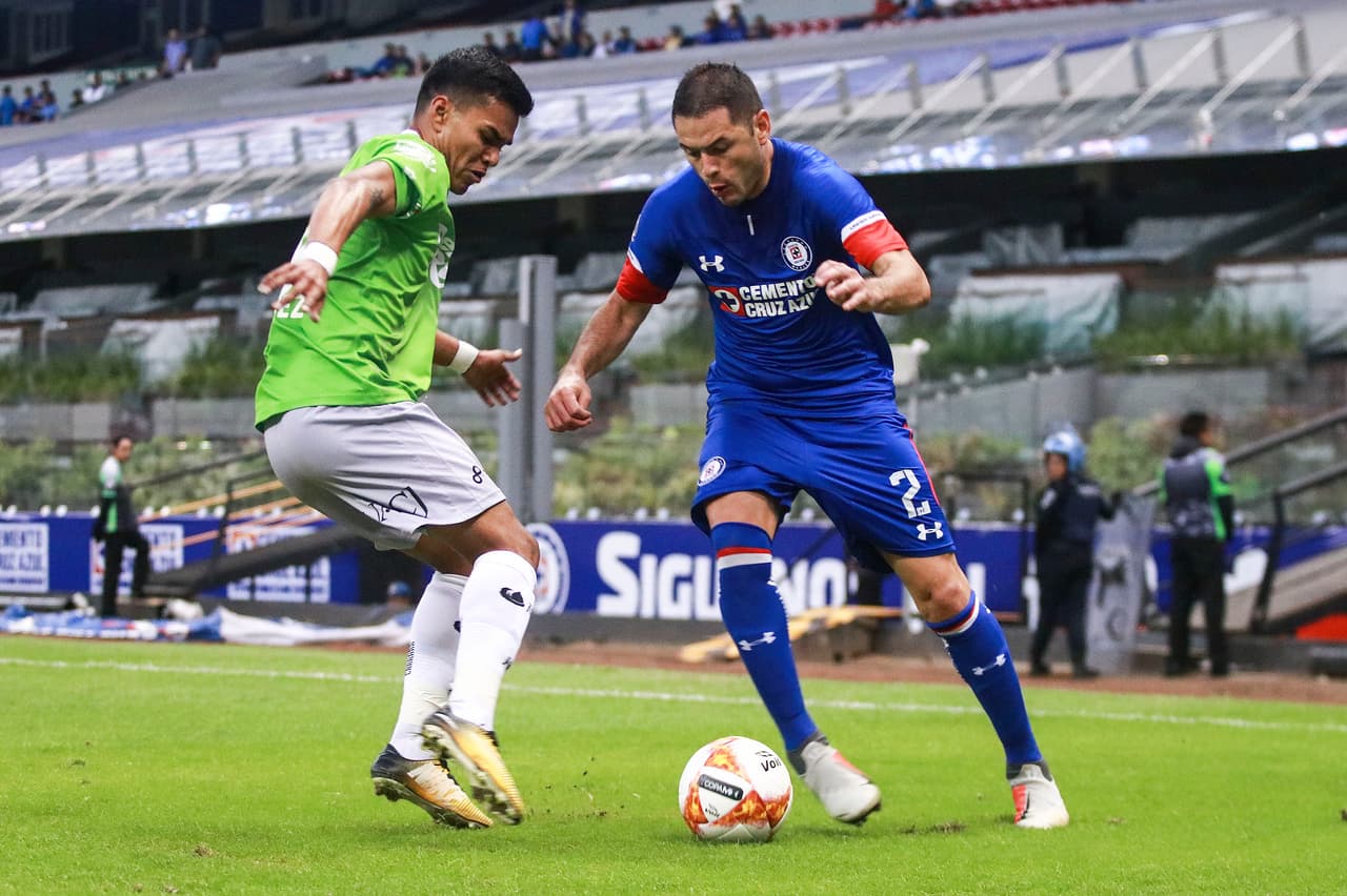 Para evitar que el equipo de Ascenso MX continuará 'matando' gigantes, el Cruz Azul empezó incisivo el partido, buscando un gol para controlar el juego y eludir una campanada.