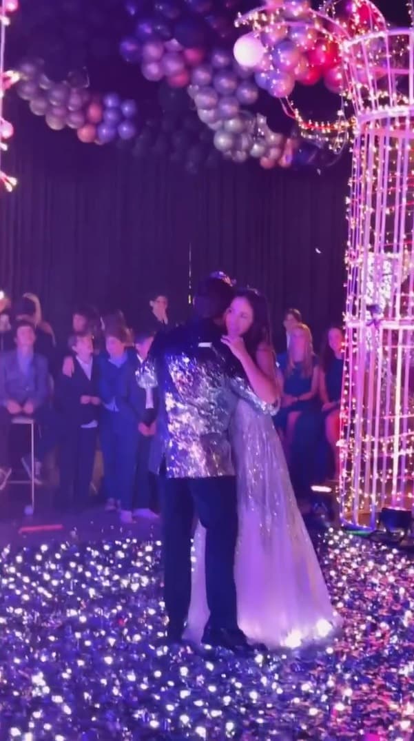 Por ejemplo, gracias a este clip se sabe que Ernesto y Bárbara bailaron abrazados al ritmo de la canción ‘Vals para una novia’, de Alejandro Jaen. 
<br>