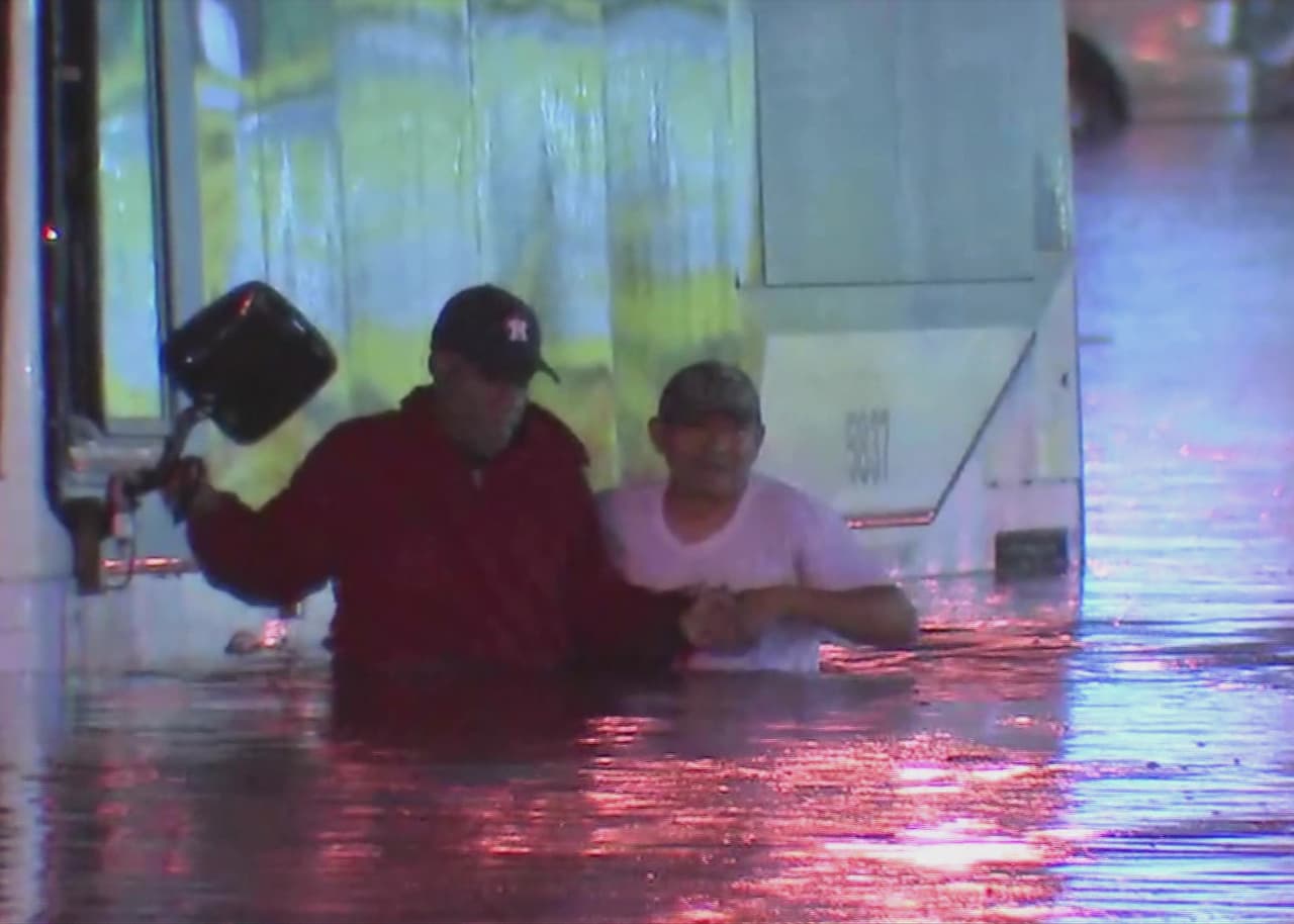 Un buen samaritano hispano ayuda a varios pasajeros y al conductor de un autobús de Metro que se quedó varado cerca a las calles Southwest Freeway y West Bellfort. (Foto cortesía de ABC13).