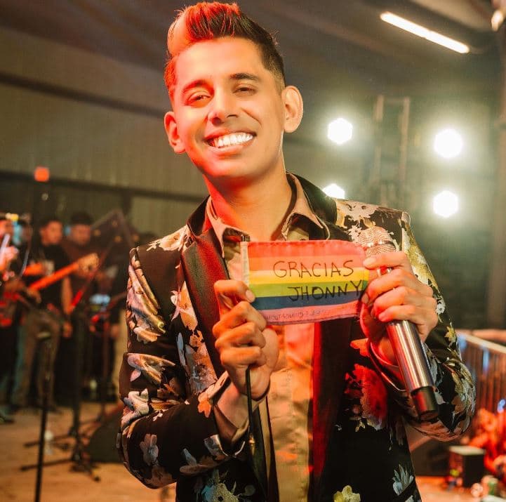 Ante los diversos ataques que ha sufrido, incluido ser criticado por pintarse las uñas, Jhonny contesta con cariño a sus ‘haters’ y aprovecha la oportunidad para mostrar su orgullo LGBT+. “Compadre, soy joto por enamorarme de los hombres, no por pintarme las uñas. Pero igual le mando un abrazo”, comentó en una transmisión en vivo en Instagram.