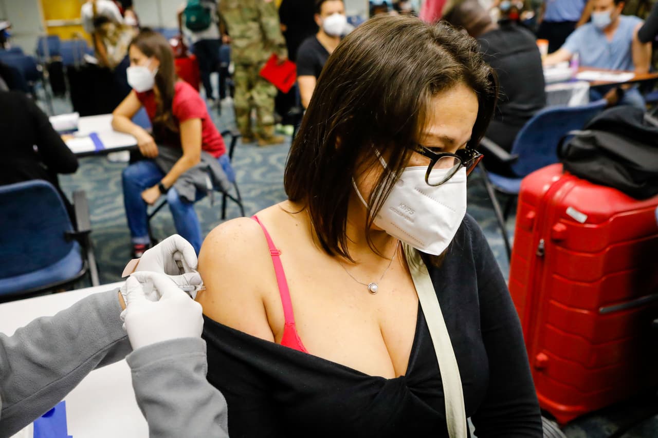 Las vacunas aceptadas para el ingreso a EEUU son las aprobadas por la FDA y la Organización Mundial de la Salud, OMS. Estas son las vacunas de Pfizer, Moderan, Johnson & Johnson, AstraZeneca, Covishield, Sinopharm y Sinovac. 
<br>