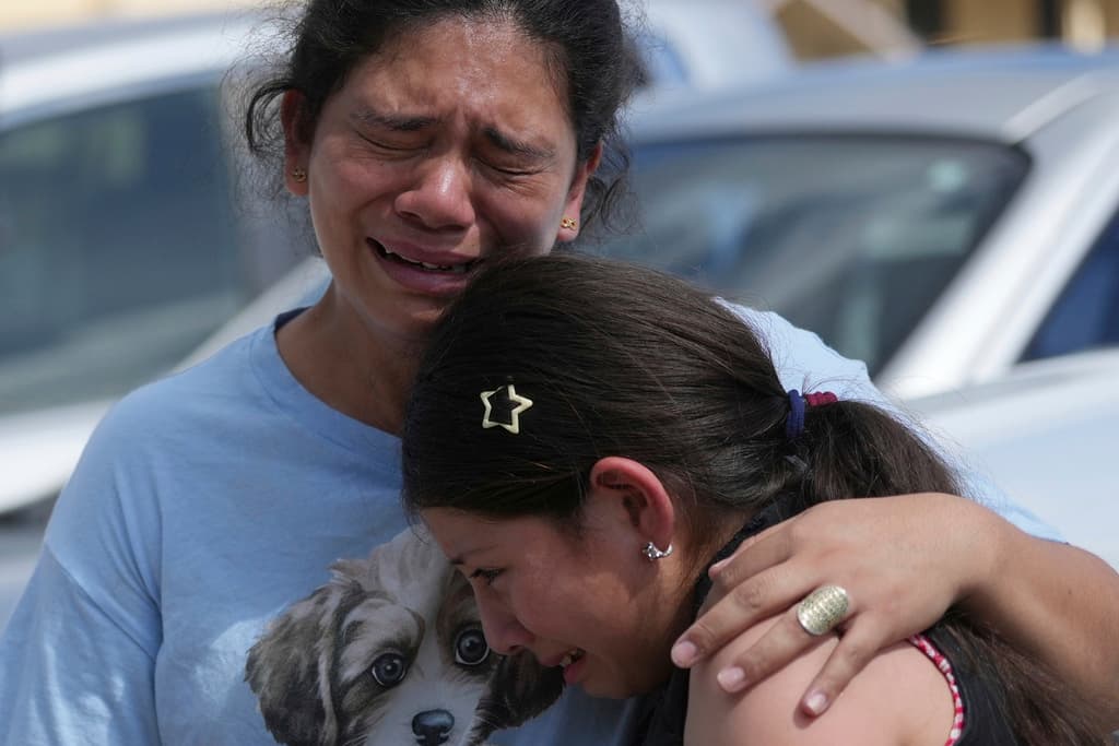 Con el corazón roto, esta madre hondureña intentaba calmar el dolor de su hija mayor, quien solo alcanzó a decir un
<b> <a href="https://www.univision.com/local/san-antonio-kwex/familia-hondurena-hispana-separada-inmigrantes-corte-san-antonio-texas" target="_blank">“adiós, papi”</a></b> a Marlon Ríos.