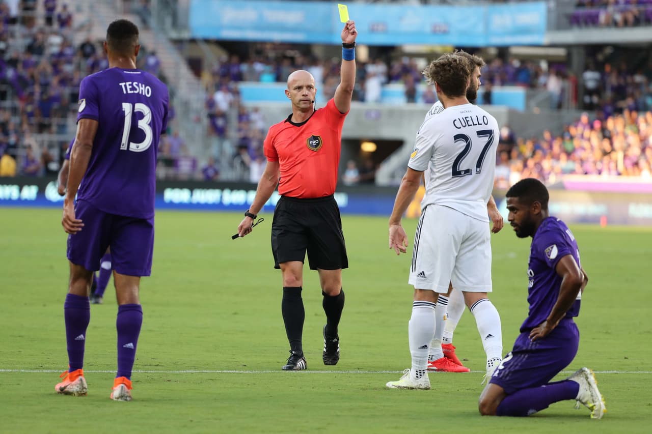 El árbitro Allen Chapman (centro) solo mostró cuatro tarjetas amarillas, tres de ellas a jugadores de LA Galaxy.