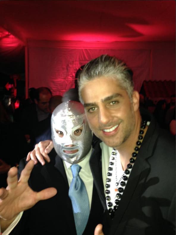 Es fan del luchador 'El Santo'.