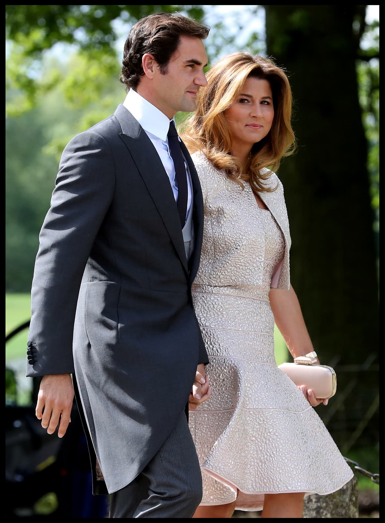 El tenista, Roger Federer y su esposa Mirka, son una de las parejas que presenciaron la ceremonia religiosa, donde sólo estuvieron invitadas 120 personas.