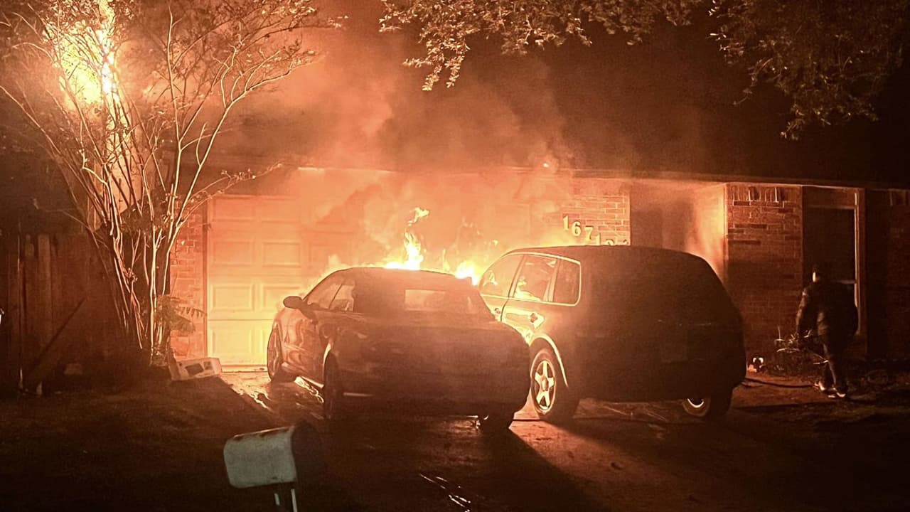 En una noche intensa de fin de año en Cypress-Fairbanks, el Departamento de Bomberos se enfrentó 
<b>a más de 14 incendios, incluyendo 10 en exteriores, 4 en estructuras y 2 lesionados relacionados con fuegos artificiales</b>.