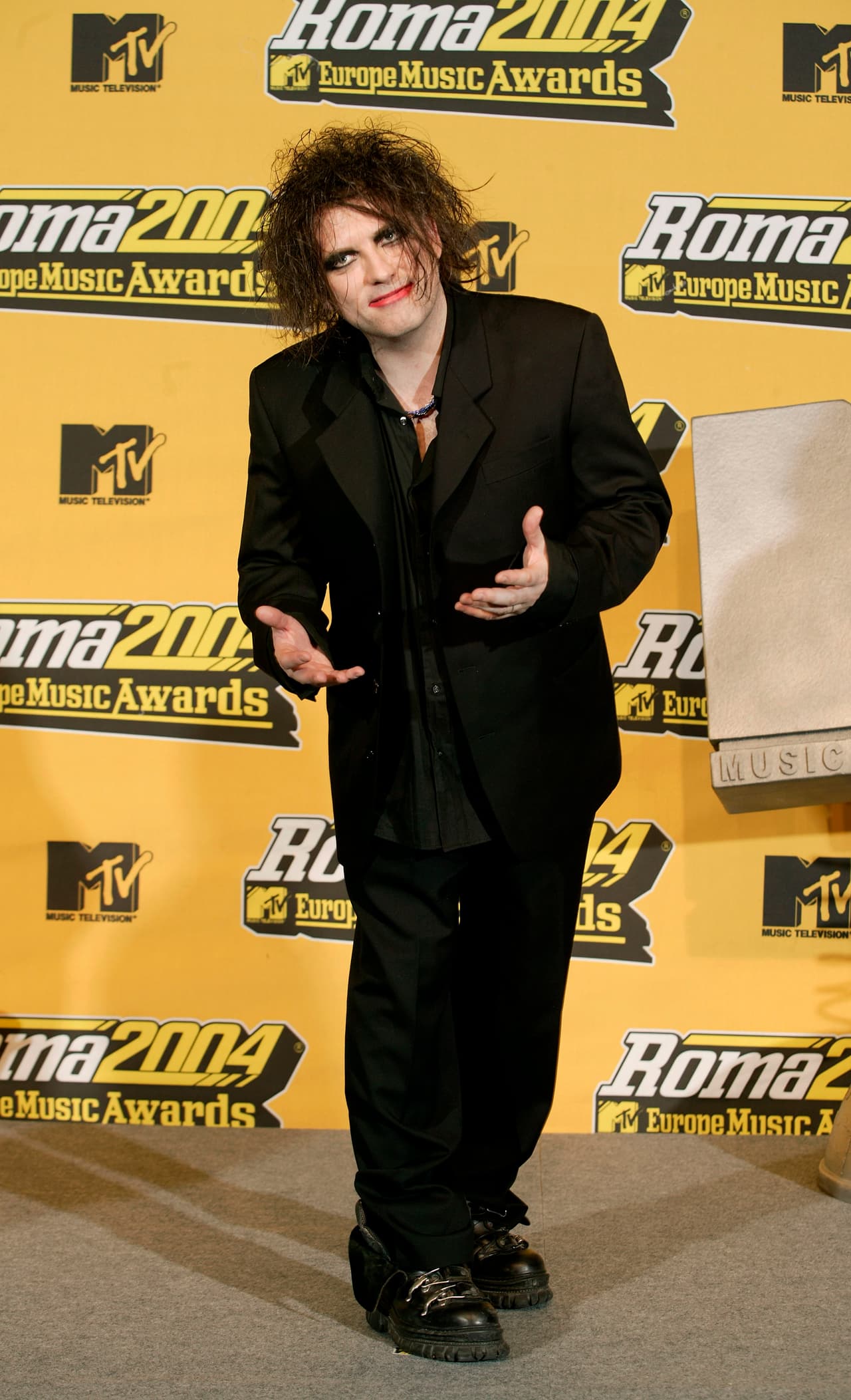 Robert Smith, fundador de la legendaria banda The Cure, viste siempre de negro, con maquillaje y su característico peinado gótico.