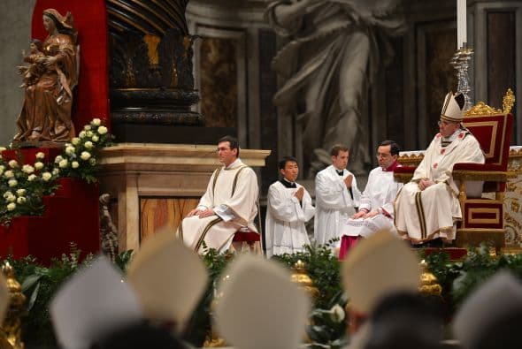 La misa oficiada en la basílica de San Pedro del Vaticano abre el Triduo Pascual en el que los sacerdotes renuevan las promesas sacerdotales, pobreza, castidad y obediencia.