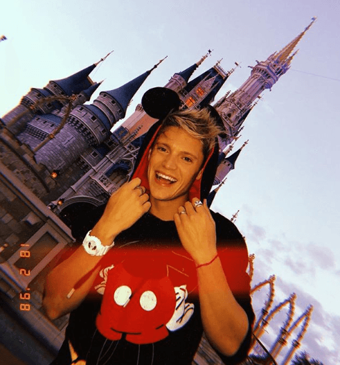 Su pasatiempo favorito es hacer videos en Youtube.