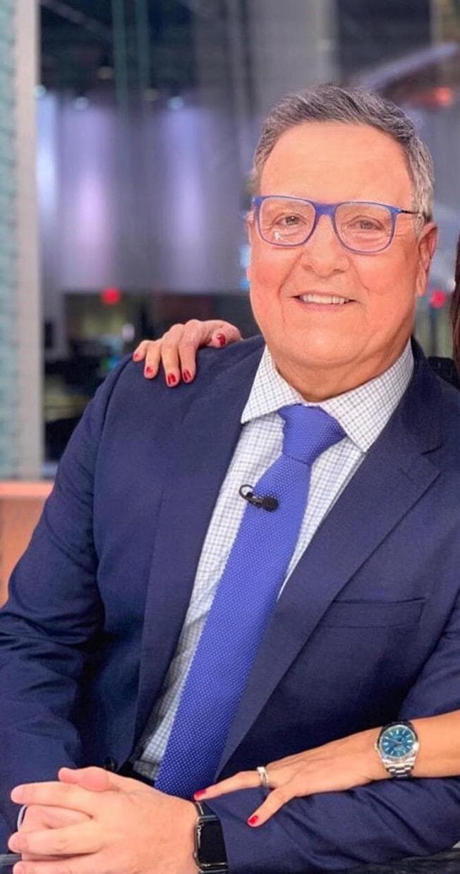 “A ti y a mí no nos perdonó la vida”, agregó Alan Tacher luego de ver la fotografía de Raúl González con el cabello teñido de blanco. Karla Martínez comparó a Raúl con el actor Richard Gere, mientras que el chef Yisus le dijo que se parecía a su papá, don José Raúl.
<br>