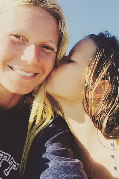 No piensen que es una dimensión desconocida, se trata nada menos que de Apple, la pequeña hija de Gwyneth Paltrow, quien es idéntica a su madre.