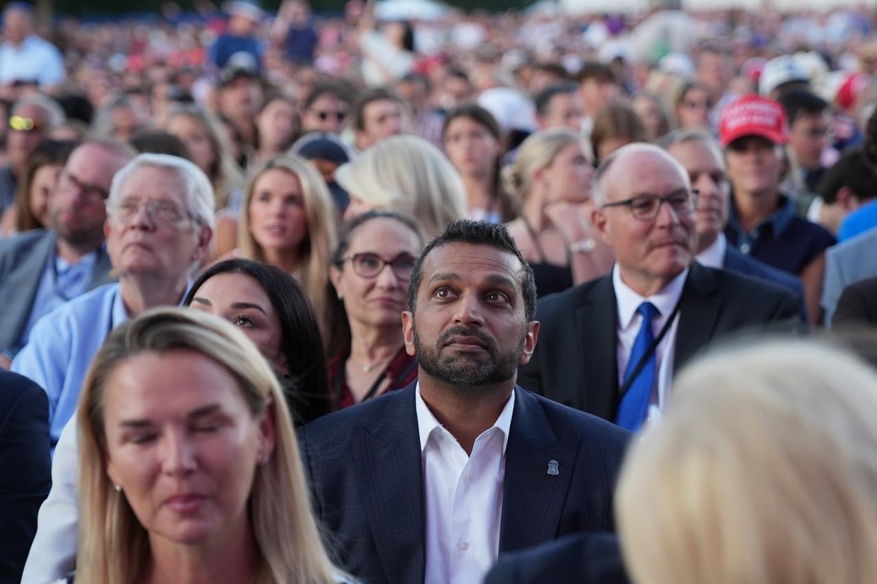 El director del FBI, Kash Patel, escucha a los oradores en la inauguración de la Gran Feria Estatal Americana, el miércoles 24 de junio de 2026, en Washington.