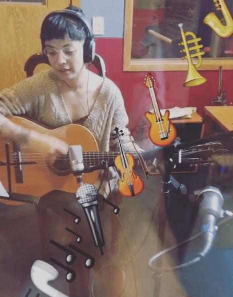 ¿La reconoces? Así se ve Mon Laferte cuando está trabajando, se inspira tanto con la guitarra de su abuela que se olvida de todo lo demás.