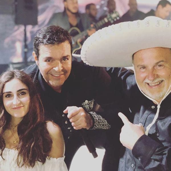 En una fiesta a la que fueron en familia, Pablo Montero fue una de las estrellas que se presentó en el escenario: "Llegó @pablomoficial a cantarnos a todos en la fiesta de Sonia Sosa aquí en Casa de Campo, puso a todos a bailar. Pablo me regaló su sombrero".
<br>