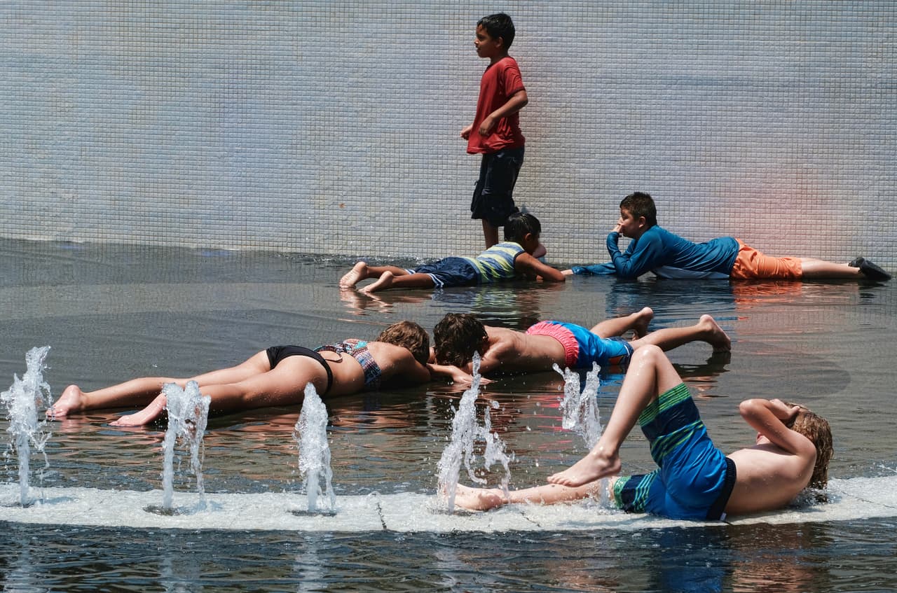 La fuente de Grand Park, en el centro de Los Ángeles, es uno de los atractivos de muchos niños durante el verano.