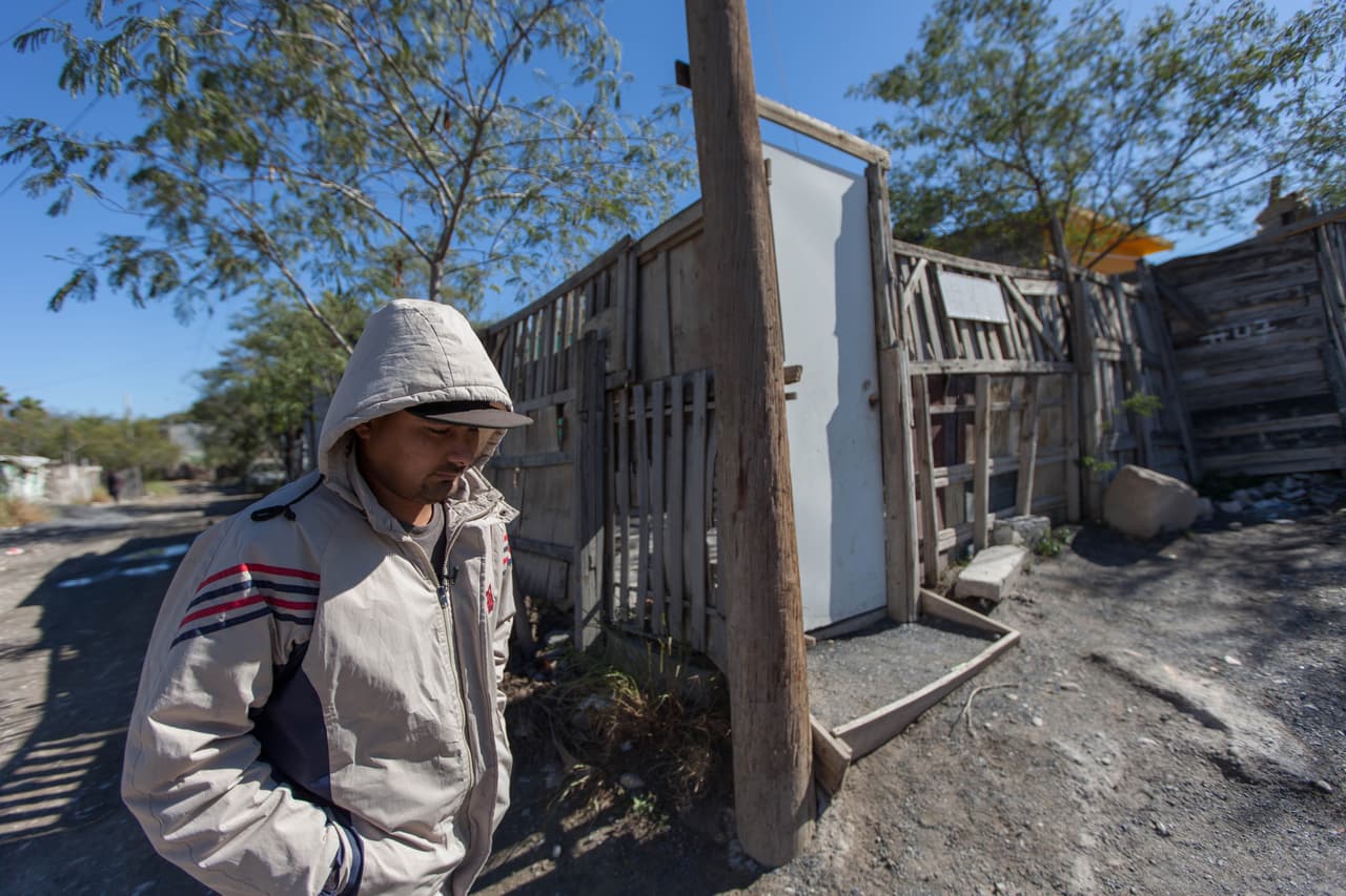 Carlos Mejía camina por las calles del barrio donde vive, en el municipio de García, Nuevo León.
