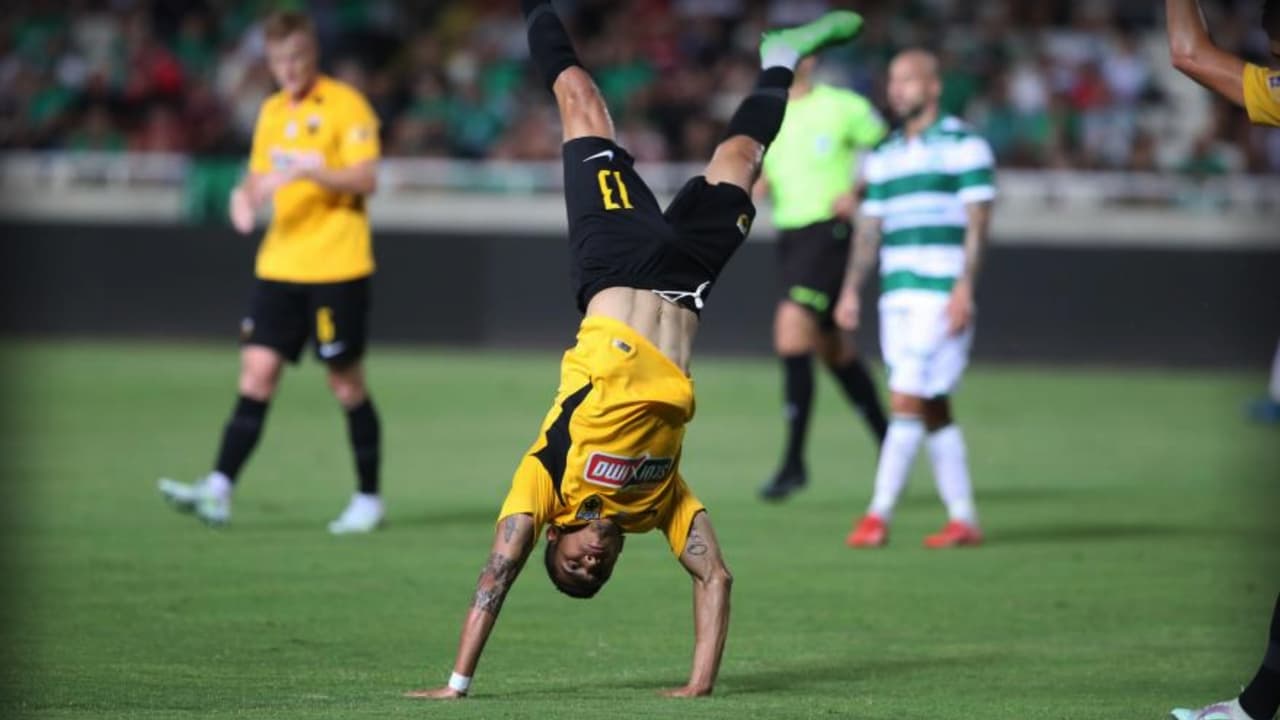 Orbelín Pineda se hizo viral en Grecia por su festejo con salto mortal.