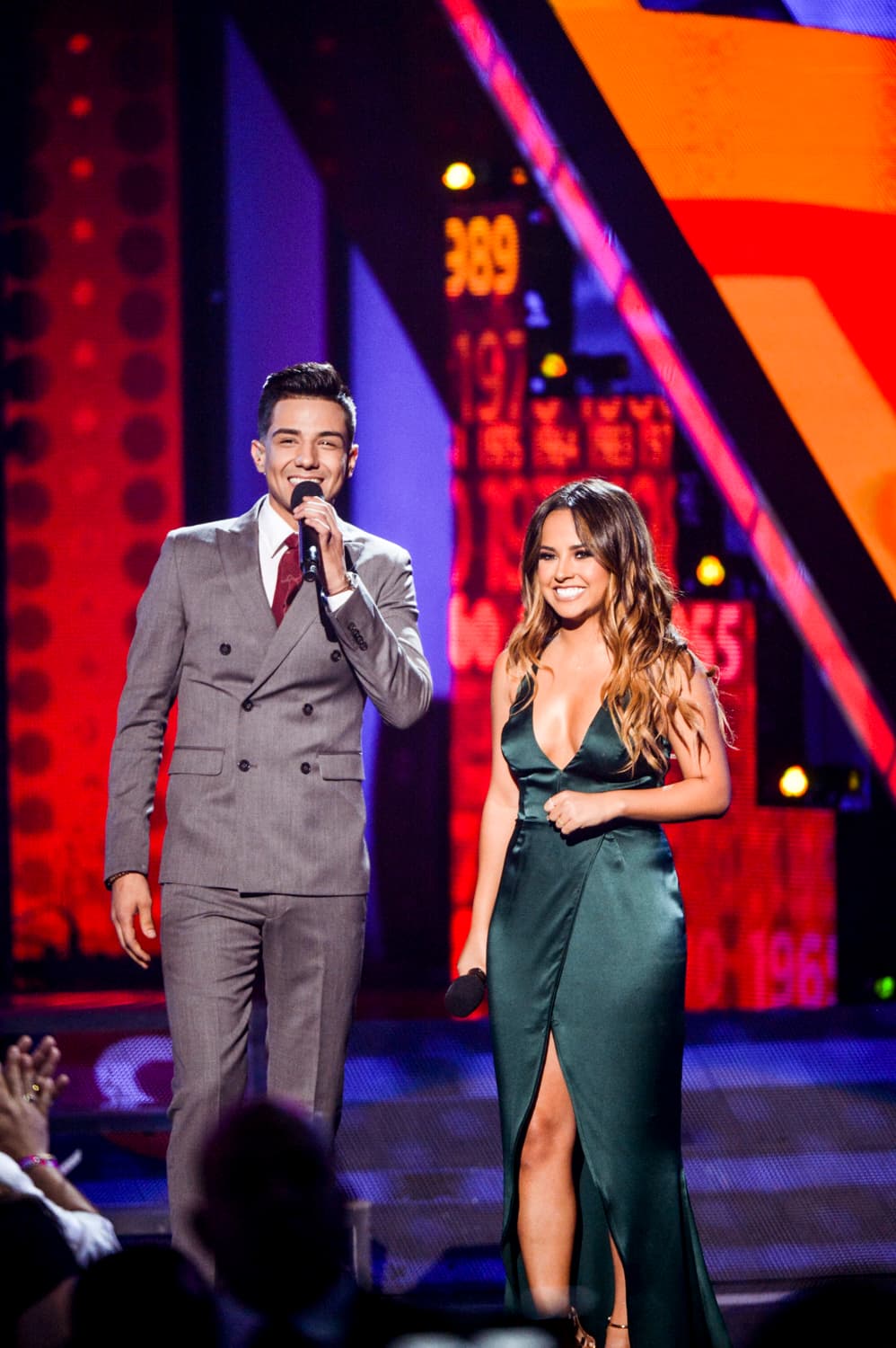 Luis Coronel lució durante toda la noche muy elegante, su mejor accesorio fue su sonrisa. Becky G conservó el maquillaje en una gama bronce. Mientras el blush con subtono rojizo le da vitalidad a su rostro.