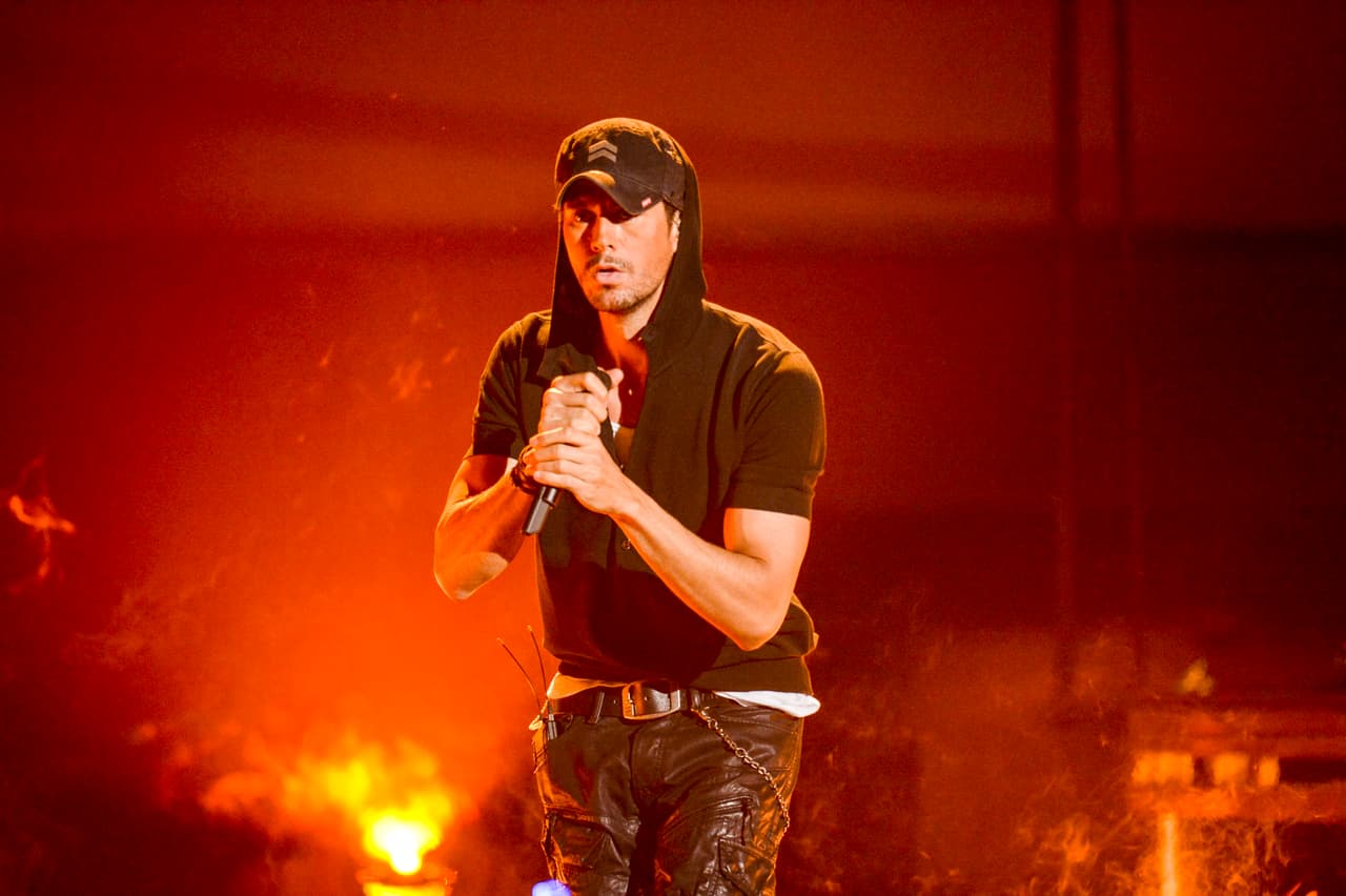 Enrique Iglesias y su barba de 3 días nos conquistó. Por supuesto que el cantante le fue fiel a su look con gorra.