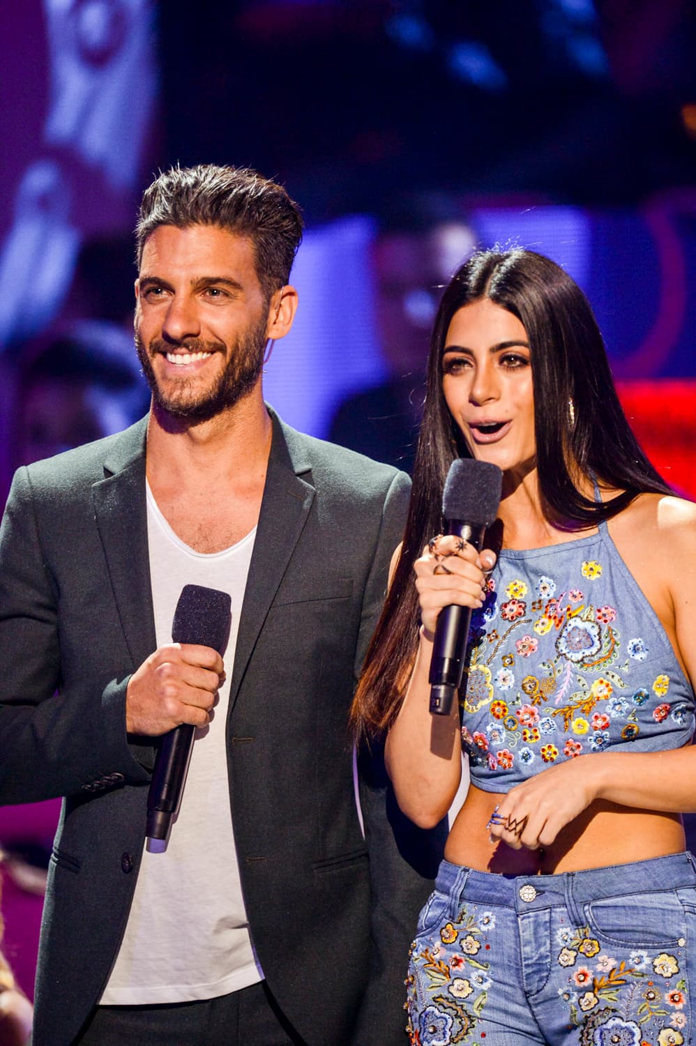 El que se ganó el reconocimiento a uno de los galanes más varoniles de la noche fue Erick Elías. La barba y el pelo simplemente lo hacen verse perfecto. Ele estilista de Emeraude Toubia sacó la plancha del cajón. Eme llevó el pelo liso con raya en medio estilo setentero.