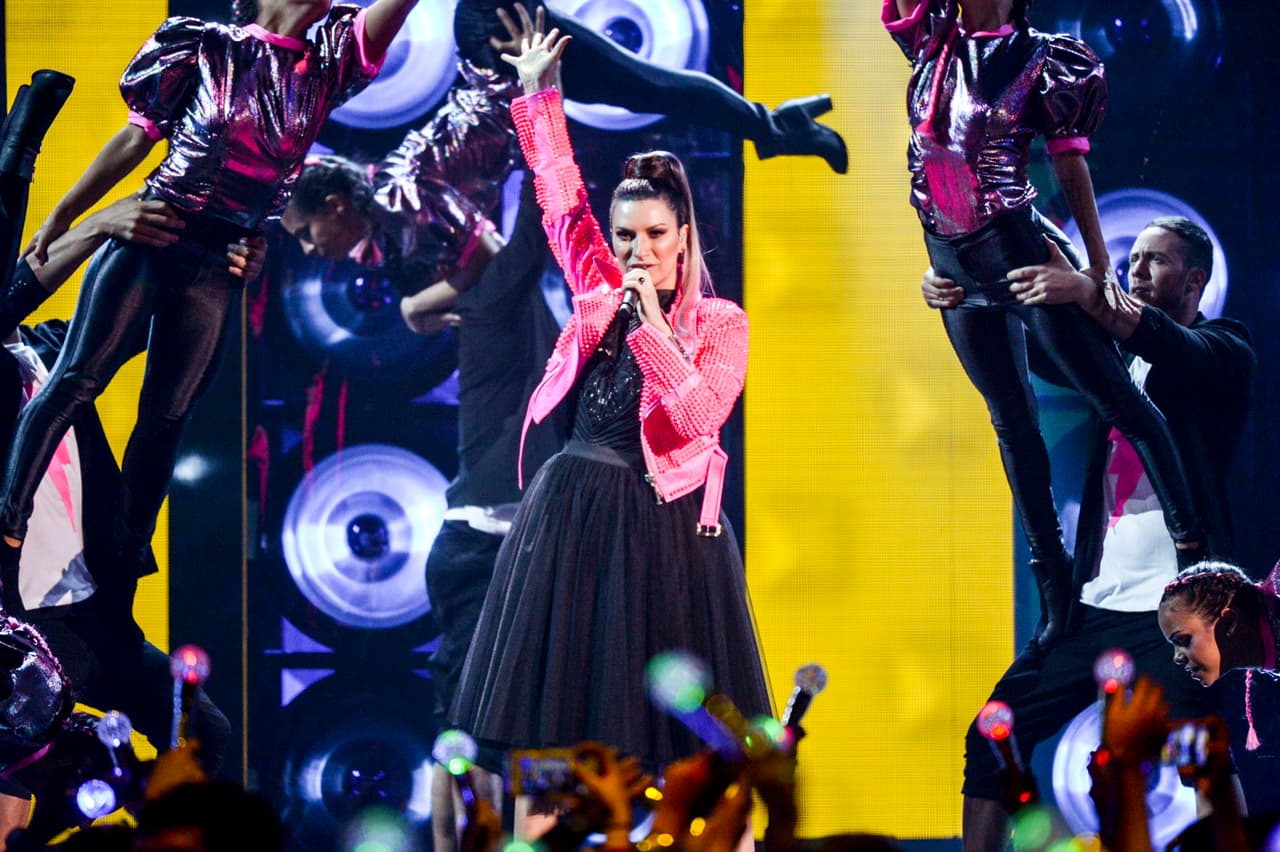 Laura Pausini se arriesgó en el escenario y lució una coleta alta de colegiala al estilo del los 50. La coloración en degradado de su melena nos sorprendió. Su estilista ocultó la parte en la que sujetaron la cola con ayuda de un ancho mechón de pelo.