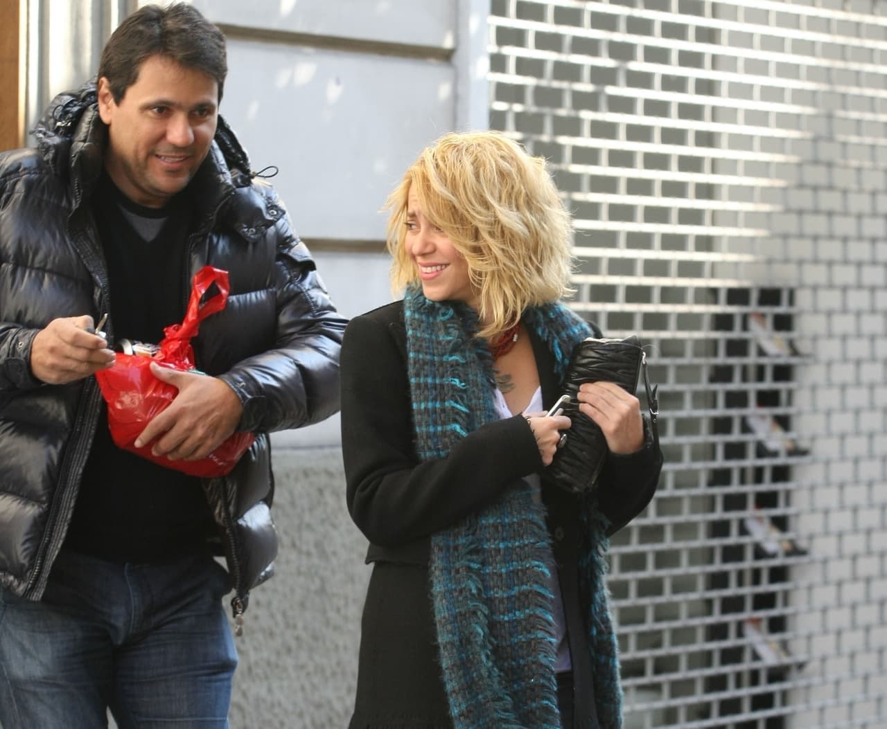 A la cantautora se le vio cómoda, radiante, por lo que 
<b><a href="https://www.univision.com/entretenimiento/shakira-es-acusada-de-fraude-fiscalia-pide-que-se-le-imponga-una-fianza-de-22-millones-de-dolares">no parece haberle quitado la tranquilidad la acusación de fraude fiscal</a></b> en su contra por parte de la Hacienda española.