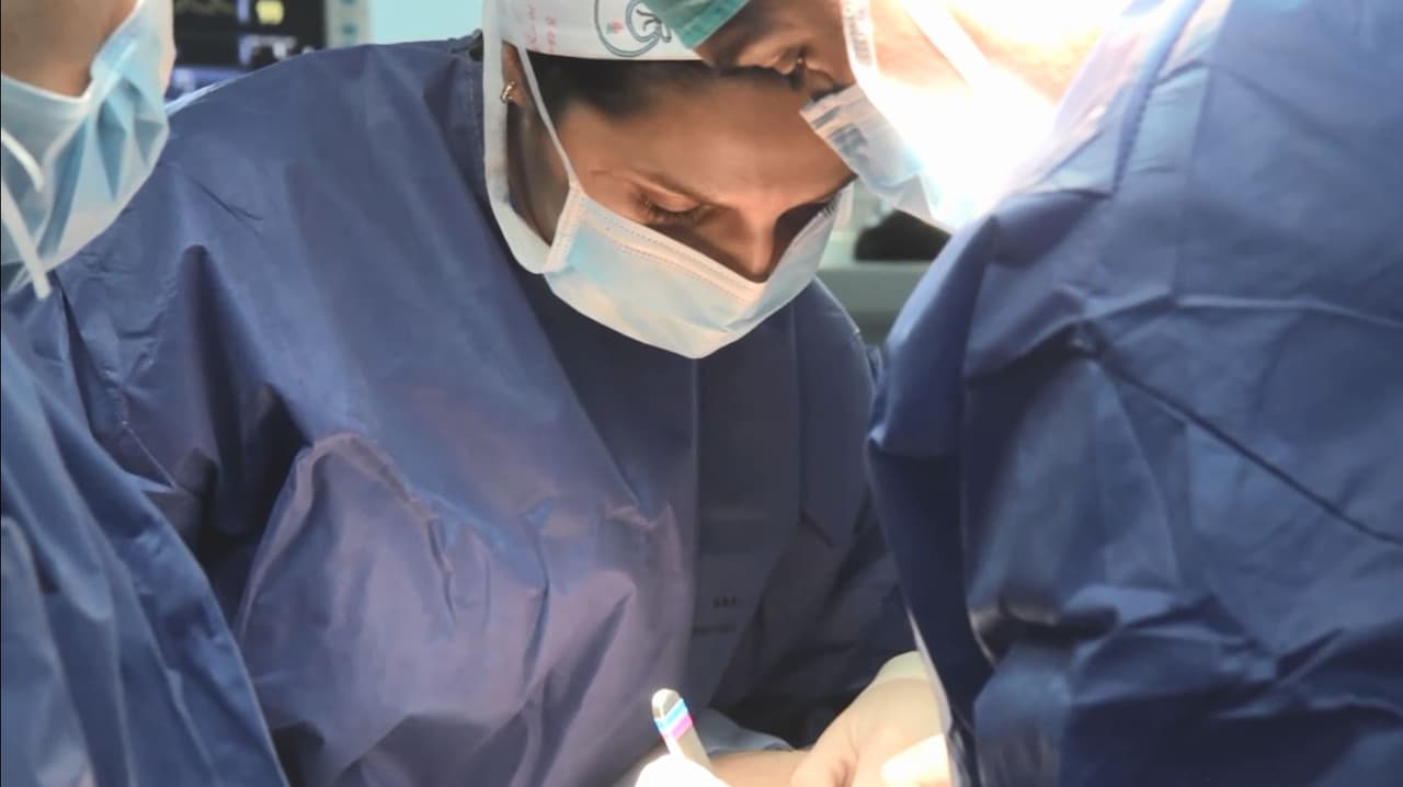 Los bebés de madres con edad más avanzada también tienen más probabilidades de nacer con bajo peso o de manera prematura, tener síndrome de Down u otras anomalías cromosómicas. En embarazos después de los 50 años los riesgos de tener complicaciones se duplican y hasta triplican en comparación con las madres que dan a luz entre 20 y 29 años de edad.