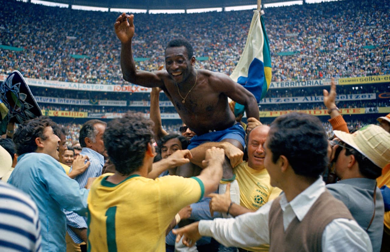 <b>5.- Pelé (12 goles)</b>
<br>Uno de los mejores jugadores del mundo en la historia, Edson Arantes, ganó tres Mundiales y sus 12 anotaciones se deben a que se encontraba plagado de figuras en la Seleección de Brasil. Sin embargo, su cuota es bastante buena pues los consiguió en cuatro Copas del Mundo (Suecia 1958, Chile 1962, Inglaterra 1966 y México 1970) y 14 encuentros disputados.