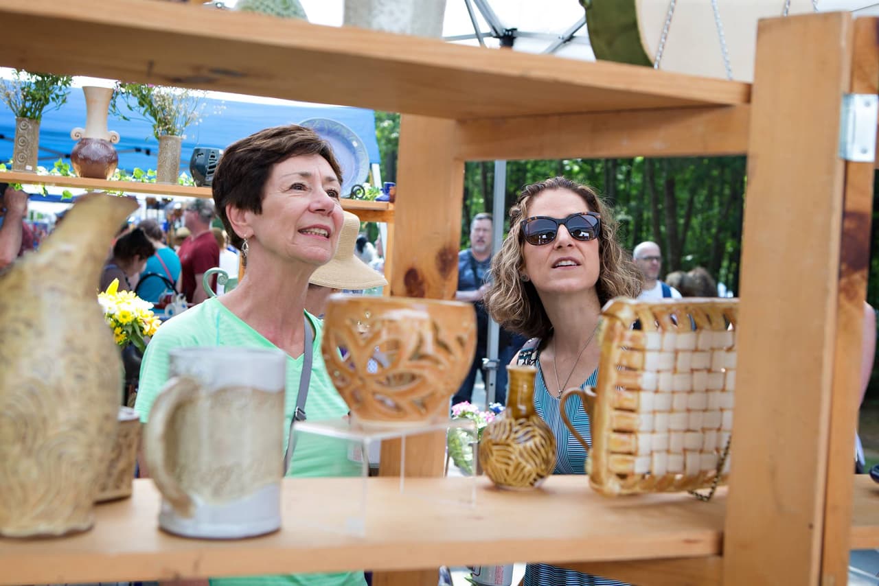 <b><a href="https://www.townofcary.org/recreation-enjoyment/events/festivals/lazy-daze-arts-and-crafts-festival">Lazy Daze Arts and Crafts Festival (27 y 28 de agosto)</a></b>. El evento de dos días contará con artistas, incluidos los ganadores del premio Jerry Miller, música en vivo, actividades para niños y una variedad de vendedores de comida y bebida.