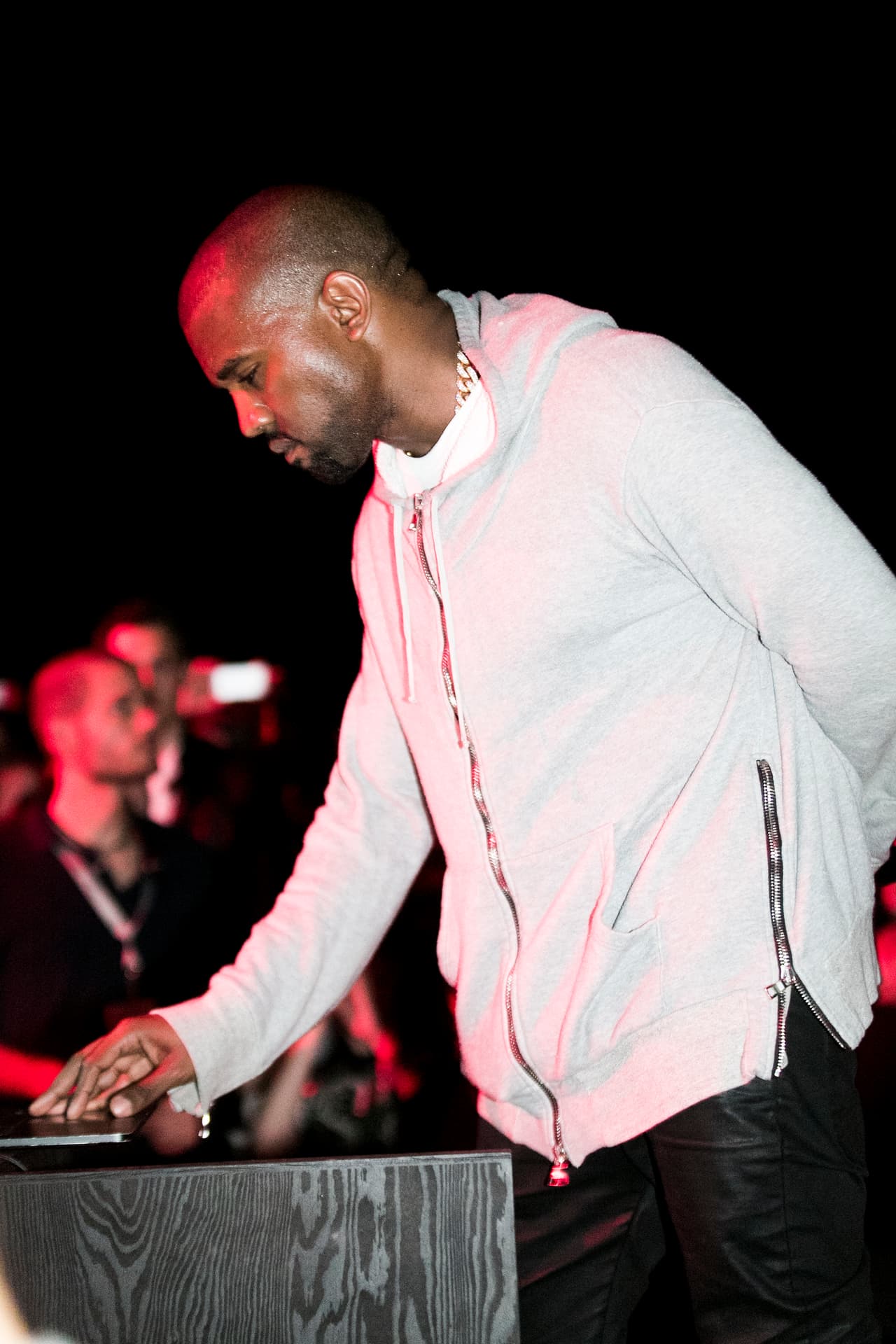 En la conversación, el esposo de Kim Kardashian le pide a Swift que promocione el tema musical en sus redes sociales y le dice que la canción tiene una estrofa en la que habla de ella.