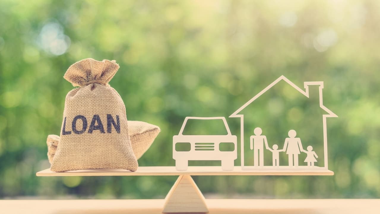 <b>Préstamo con garantía hipotecaria: </b>Si es dueño de una casa con garantía hipotecaria, tiene tres formas de pedir dinero prestado contra el valor de su casa: un préstamo con garantía hipotecaria, una línea de crédito con garantía hipotecaria o un refinanciamiento con retiro de efectivo.