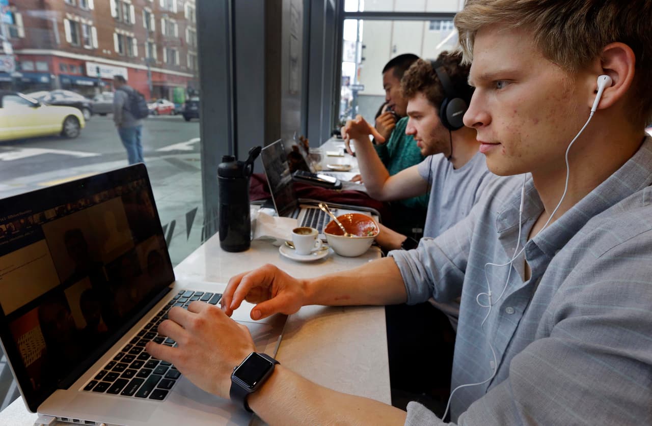 El estudiante promedio de la clase de 2016 se graduó con $37,172 dólares de deuda, según la revista Forbes.