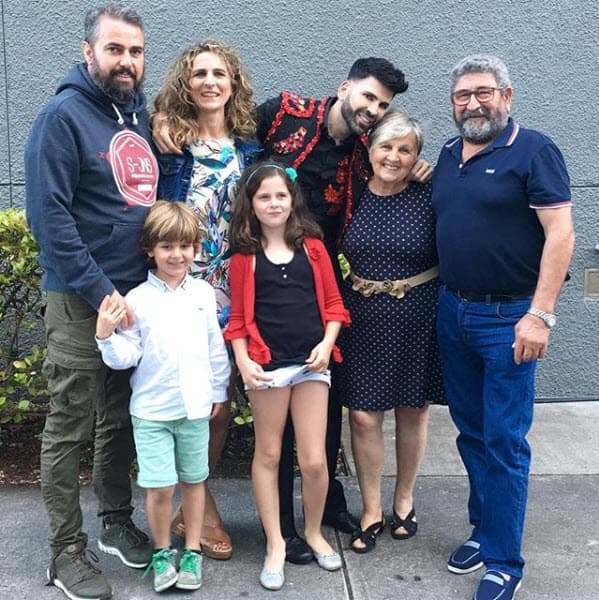 Aquí podemos ver a la familia completa: su hermana con su esposo e hijos y sus padres.