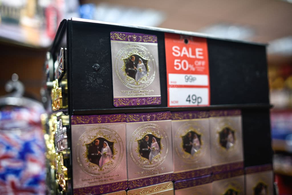 Algunos de 
<b><a href="https://www.univision.com/famosos/cuanto-dinero-tienen-meghan-markle-y-el-principe-harry-y-como-harian-si-alcanzan-su-independencia-fotos">los productos de Meghan y Harry están en rebaja</a></b>, tal es el caso de estos imanes de su boda la cual se llevó a cabo el 19 de mayo de 2018. Son vendidos en 50 por ciento de descuento.
<br>