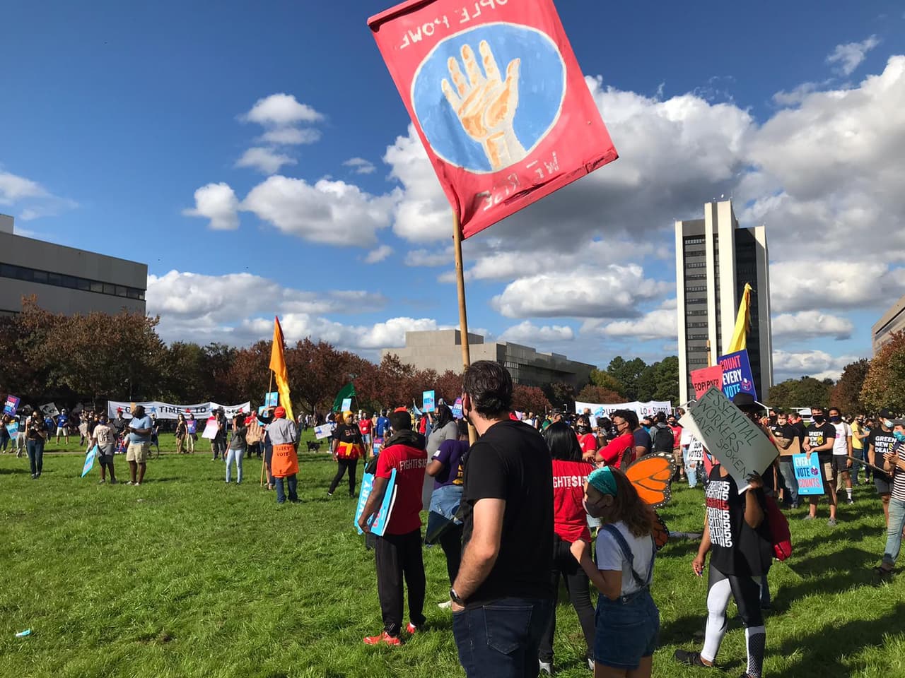 "Cada voto cuenta", y "los trabajadores esenciales han hablado", se sumaron a las consignas del mitin en Raleigh.