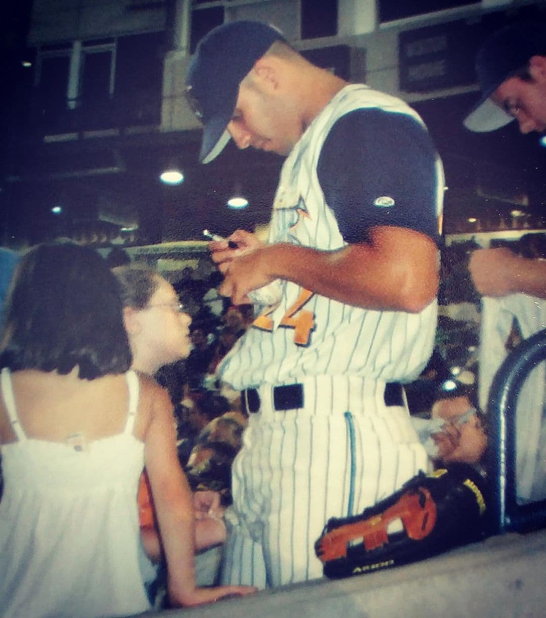 El chef Yisus ha señalado en diversas ocasiones que llegó a Estados Unidos por su talento en el béisbol y cuando la vida lo llevó por otro rumbo así recuerda esa etapa: "A bueno... yo también he firmado uno que otro autógrafo! 'tbt'".