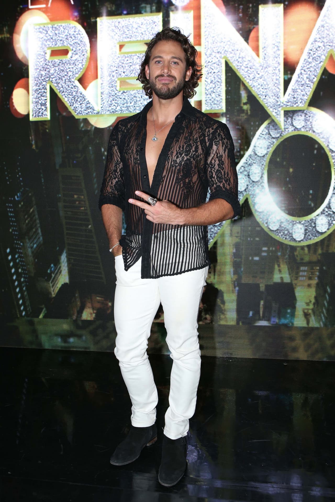 "Eso sí se me hace
<b> <a href="https://www.univision.com/famosos/famosas-que-sufrieron-terribles-consecuencias-por-cirugias-esteticas-fotos" target="_blank">un poquito falso</a></b>. Está perfectamente bien que cada quien lo haga, pero esa operación (de implante de glúteos) a mí se me hace un poquito falsa", comentó Lambda García, en declaraciones publicadas en
<b>el canal de YouTube</b> del reportero
<b><a href="https://www.youtube.com/watch?v=39otN5o_d1M" target="_blank">Eden Dorantes</a></b>.