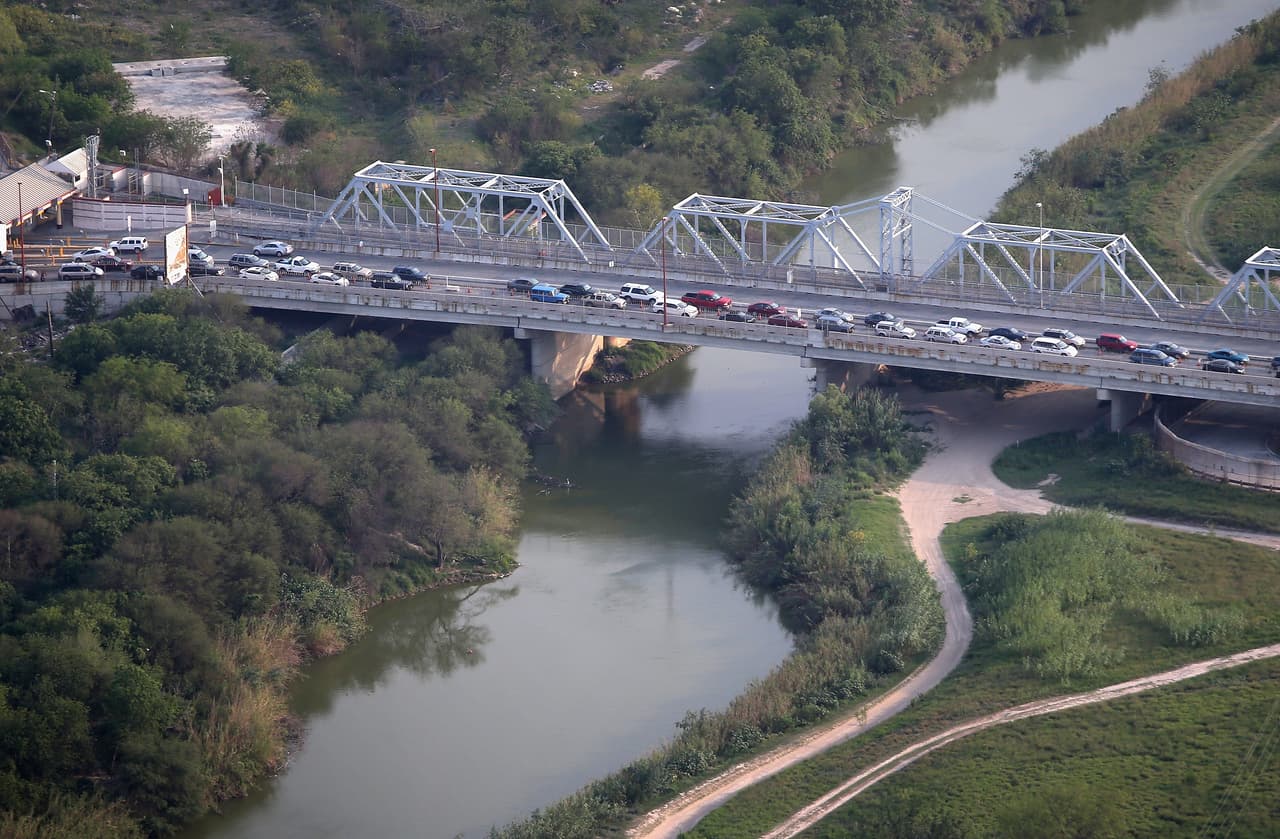 <b>Brownsville – Matamoros. </b>Un puente internacional sobre el río, en la zona urbana Brownsville, Estados Unidos, Matamoros, México, a pocas millas del océano Atlántico.