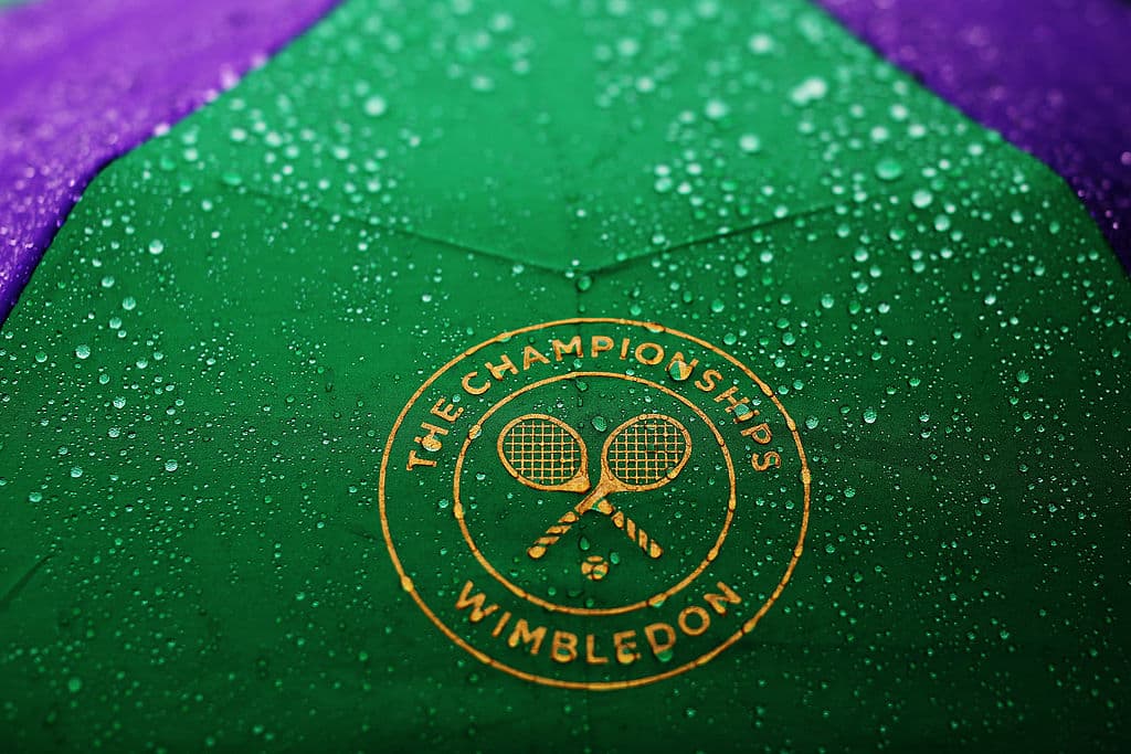 El detalle de los paragüas en día lluvioso durante el sexto día del torneo de 2014.