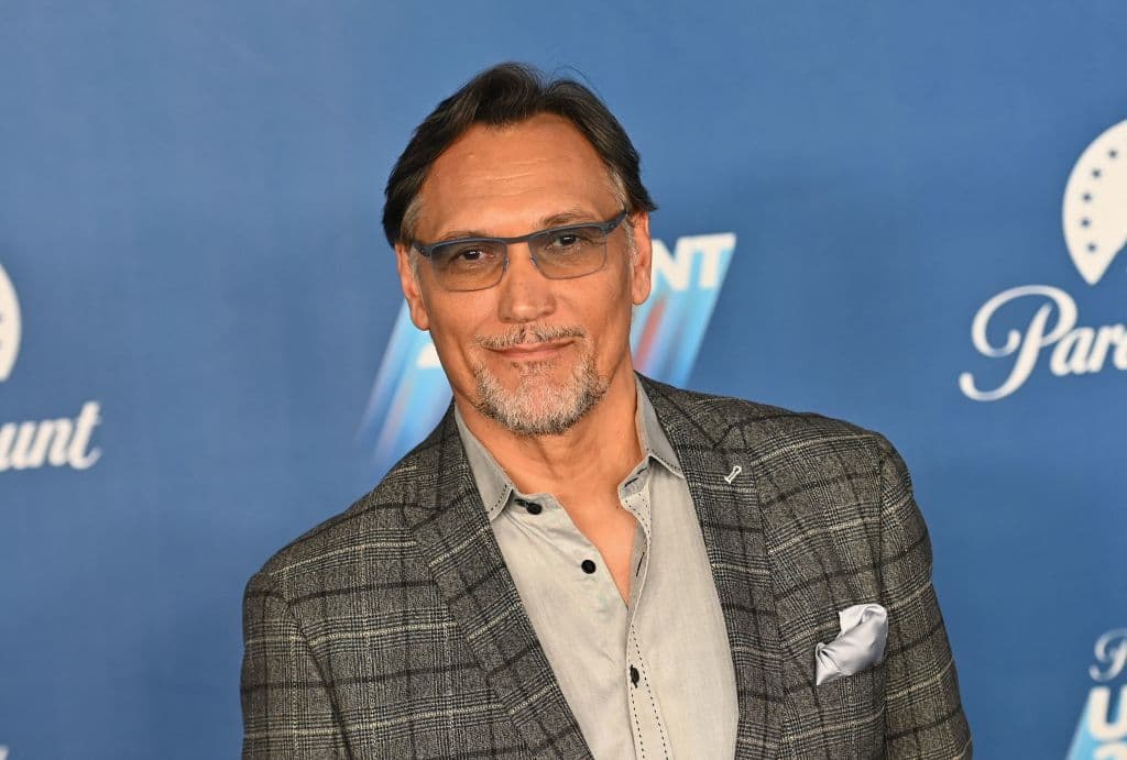 <b>Jimmy Smits</b>
<br>Nació en Nueva York, pero tiene ascendencia latina por parte de su madre, quien era una enfermera puertorriqueña. En 1996 ganó el Golden Globe como Mejor Actor de un Drama de Televisión por su trabajo en 'NYPD Blue'.
<br>